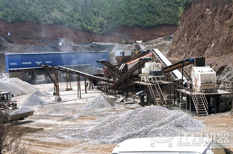 制砂設備生產現(xiàn)場，反擊破搭配制砂機，破碎軟料